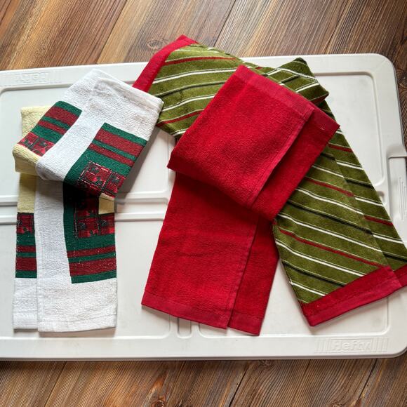 NWT North Pole Trading Co (JC Penney) Christmas themed pair of hand towels. - Picture 2 of 6